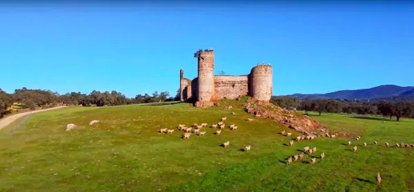 Castillo de las Torres a 10 min. de Casa Rural Pariente Castillo de las Torres en la Ruta de la Via de la Plata