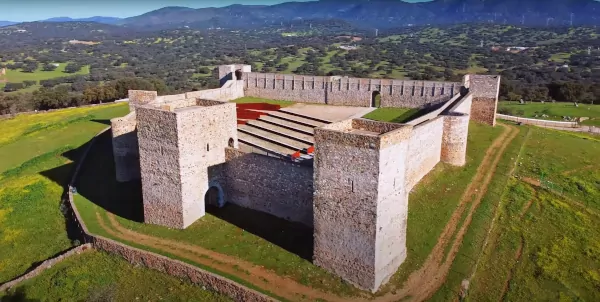 Castillo situado a 4 min. de la casa rural Pariente Castillo de El Real de la Jara