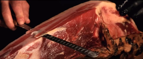 Corte de jamón ibérico en El Real de la Jara Gastronomía en El Real de la Jara
